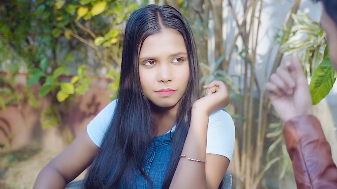 Desi Step Sister Ne apne bhae ka Bada Sa Lund Muh Me leti hai Public Garden Me